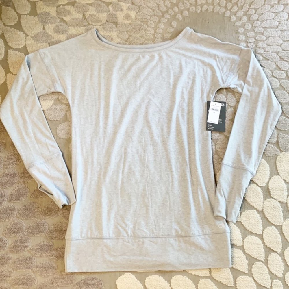 NWT - Women’s Gap GapFit Light Gray Long Sleeve Top (Size XS)